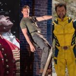 Collage de Hugh Jackman en El gran showman, sobre un escenario teatral y caracterizado como Wolverine con traje amarillo.