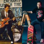 Michael J. Fox como Marty McFly toca la guitarra en Volver al futuro, junto a una fotografía actual del actor con una patineta.