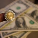 Peso avanza frente al dólar; mercados atentos a Banxico, la Fed y el T-MEC.