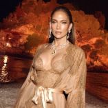 Jennifer Lopez ha construido una fortuna millonaria gracias a su exitosa carrera en la música, el cine y los negocios.