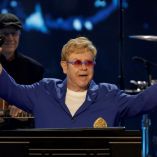 La sexualidad de Elton John no siempre fue fácil de definir: su trayectoria refleja un proceso personal marcado por relaciones con hombres y mujeres.