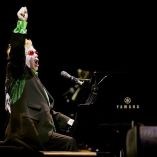 Elton John fue nombrado caballero por la realeza británica.