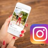 Persona utiliza Instagram en un teléfono celular junto al logotipo actual de la red social.
