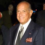 Con una mezcla de sofisticación europea, raíces caribeñas y un marcado gusto por el color, Oscar de la Renta creó una identidad propia en la moda.