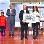 Homenaje a la fuerza laboral y planes de modernización.