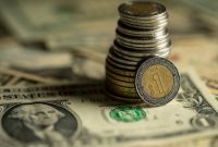 Peso inicia la semana con retroceso frente al dólar; esto dicen los expertos