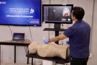 Especialistas de todo el país perfeccionan destrezas técnicas y manejan simulación robótica de tórax en el CSCyQMR del INER antes de la atención médica real.