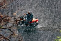 Conducir motocicleta bajo la lluvia