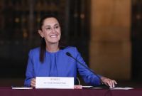 Claudia Sheinbaum encabezó la entrega de tarjetas del programa Mujeres Bienestar, en Quiroga, Michoacán