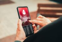 Responder con preguntas en lugar de confirmar tu identidad puede ayudarte a identificar una llamada fraudulenta.