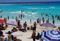 Verano con menos turistas: baja 21.5% la oferta de vuelos hacia playas de México.