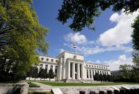 Altos funcionarios de la Fed piden subir las tasas para frenar la inflación