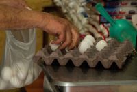 Inflación toca su nivel más bajo desde 2020, pero analistas advierten posibles presiones.