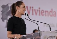 El Programa de Vivienda contempla beneficiar a 12 millones de familias durante el sexenio, impulsando la eliminación de requisitos para adquirir casas de bajo costo y atendiendo créditos impagables.
