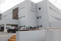 Mediante una fasciotomía de urgencia y el uso innovador de clavos de Kirschner, los médicos lograron el cierre progresivo de la Herida en 72 horas, previniendo la amputación y necrosis del tejido.