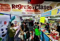 La feria reunió a proveedores de uniformes, mochilas, calzado, papelería, libros y otros artículos para el regreso a clases.
