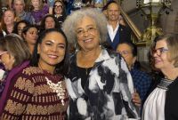 Durante el homenaje a Angela Davis, Beatriz Mojica advirtió que el racismo y el clasismo siguen limitando las oportunidades laborales y sociales en México, por lo que urgió a profundizar las luchas antirracistas y feministas.