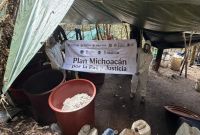 Elementos del Ejército Mexicano y de la Guardia Nacional inhabilitan laboratorio clandestino en Zitácuaro, Michoacán