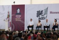 La mandataria federal enumeró las obras de infraestructura clave para la conectividad y el bienestar en la entidad, entre las que sobresale un avance del 70 por ciento en la modernización de la autopista Armería-Manzanillo y un 40 por ciento en el proyecto Agua para Colima.