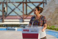 La gobernadora aseguró que más de 200 mil personas salieron de la pobreza, destacó una reducción superior al 60% en homicidios dolosos y afirmó que su administración consolidará hospitales, vivienda, movilidad e infraestructura con respaldo del Gobierno federal.La gobernadora Mara Lezama rindió su Cuarto Informe de Gobierno en la Fuente del Pescador, en Chetumal
