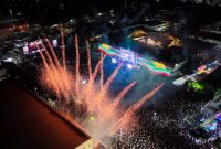 Tras la ceremonia del Grito, las familias maderenses fueron testigos de un espectáculo de fuegos artificiales iluminó el cielo de Gustavo A. Madero que se prolongó entre música, baile y ambiente familiar.