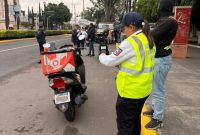 Las autoridades viales exhortaron a los repartidores y motociclistas a no caer en prácticas que pongan en riesgo su patrimonio y su vida.