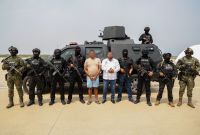 Bajo estricto dispositivo de seguridad, trasladan fuera de Oaxaca al edil de Juchitán tras su captura