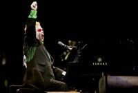 Elton John fue nombrado caballero por la realeza británica.