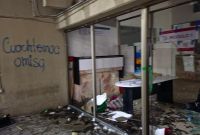 Tras los actos vandálicos, una comitiva de funcionarios de la demarcación atendió a los manifestantes