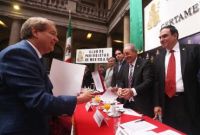 El columnista Francisco Garfias recibiendo su Premio Nacional de Periodismo.