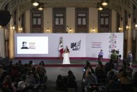 Asimismo, destacó que una de las características de la economía mexicana es la distribución de la riqueza a través de los programas sociales.