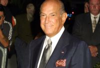 Con una mezcla de sofisticación europea, raíces caribeñas y un marcado gusto por el color, Oscar de la Renta creó una identidad propia en la moda.