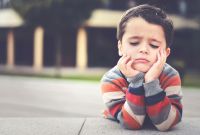 Sobreprotección infantil: niño enojado