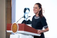 La Mandataria federal adelantó que se analizan cambios en leyes para disminuir la figura del comercializador.
