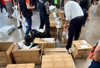 inspección de productos por las autoridades, sacándolos de cajas