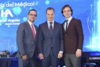 Jesús Ruiz, director general de Hospital Angeles Health System; Olegario Vázquez Aldir, presidente de Grupo Vazol, y Olegario Vázquez Garza.