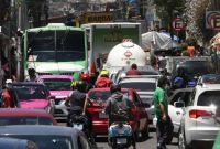autobuses, taxis y motocicletas congestionan las vías en las ciudades