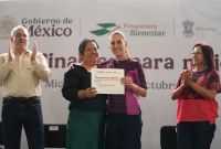 La titular del Ejecutivo federal subrayó que los esquemas a la palabra derriban las trabas tradicionales del sistema bancario comercial.
