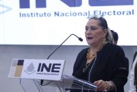 La presidenta del INE presentó a diputados su renuncia al cargo, ante señalamientos de anomalías y conflictos de interés en el organismo electoral.