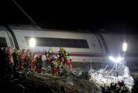 Equipos de emergencia trabajan en Urda, Toledo, tras la colisión de dos trenes de alta velocidad que cubrían la ruta Madrid-Sevilla.
