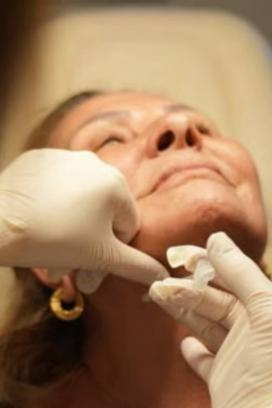Dra. Marisol Góngora advierte que fumar eleva 80% el riesgo de necrosis en un facelift