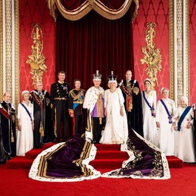La familia real británica combina recursos públicos e ingresos privados para financiar sus actividades.