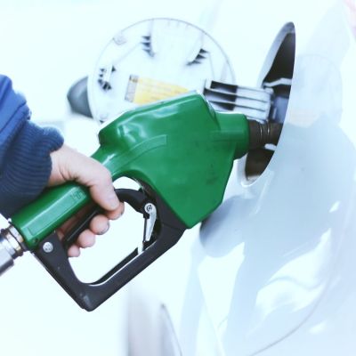 Gasolineros van con tope a combustibles: así quedan los precios de la Magna y el diésel.