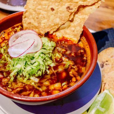 ¿Cuánto te costará preparar pozole para la noche mexicana? Así subieron los alimentos
