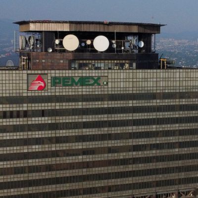 Fitch ratifica calificaciones de Pemex; señala una liquidez débil