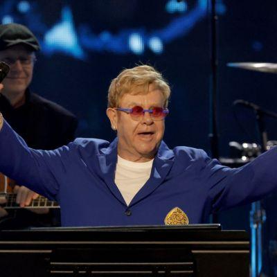 La sexualidad de Elton John no siempre fue fácil de definir: su trayectoria refleja un proceso personal marcado por relaciones con hombres y mujeres.