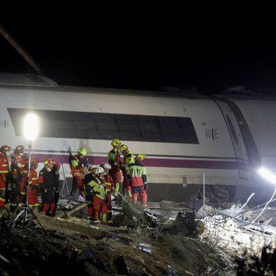 Equipos de emergencia trabajan en Urda, Toledo, tras la colisión de dos trenes de alta velocidad que cubrían la ruta Madrid-Sevilla.