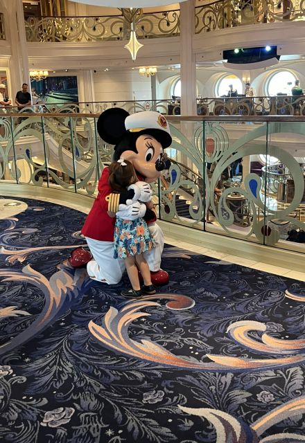 Los pasajeros pueden tomarse fotos con Mickey y otros personajes en el crucero.