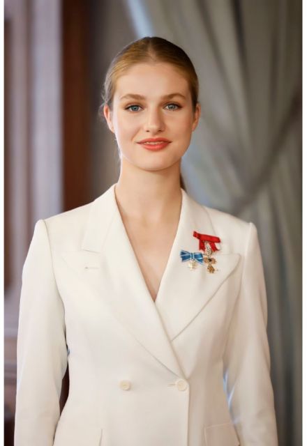 La princesa Leonor encabeza la línea de sucesión y se prepara para convertirse en la futura reina de España.