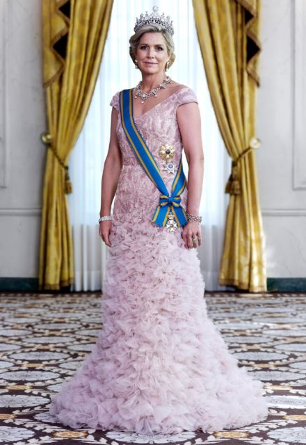 La reina Máxima, nacida en Argentina, se ha convertido en una de las figuras más populares y queridas de la realeza europea.